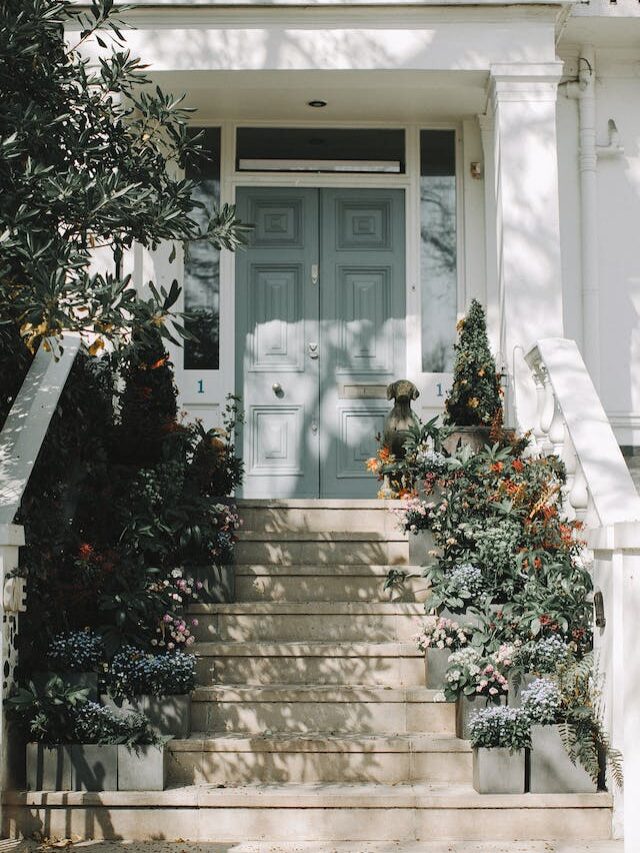 10 Warm and Welcoming Ways to Decorate Your Front Porch